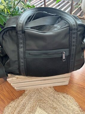 Lululemon Weekender Bag Gym Travel Duffel Lightweight Multi-Pocket